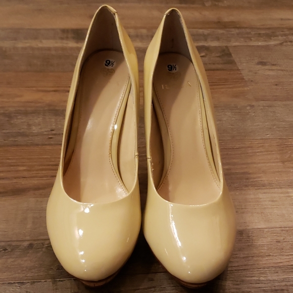 Isola nude and cork heels size 9 1/2 NWOT!!! - Picture 2 of 8